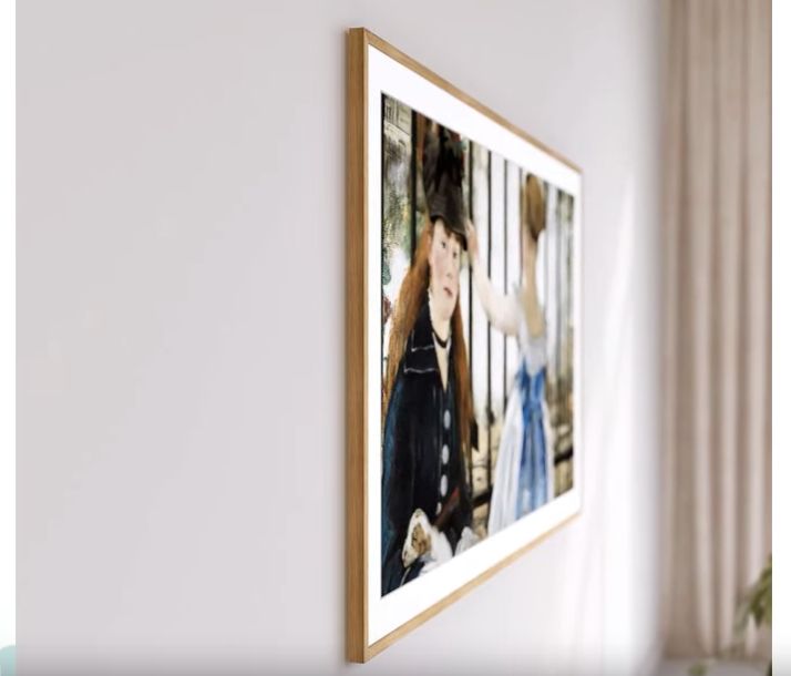 Chiếc màn hình siêu mỏng kết hợp với giá treo sát tường cực kỳ kinh tế