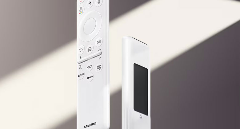 Chiếc điều khiển từ xa được tích hợp tấm pin năng lượng mặt trời ở phía sau