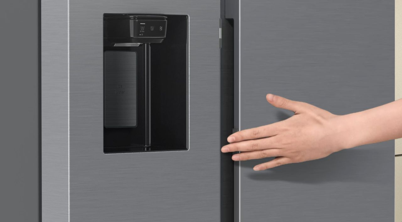 Tủ lạnh 2 cánh Samsung RS80F65J2BSV trang bị thêm tính năng tự động mở cửa chỉ với 1 chạm Auto Open Door