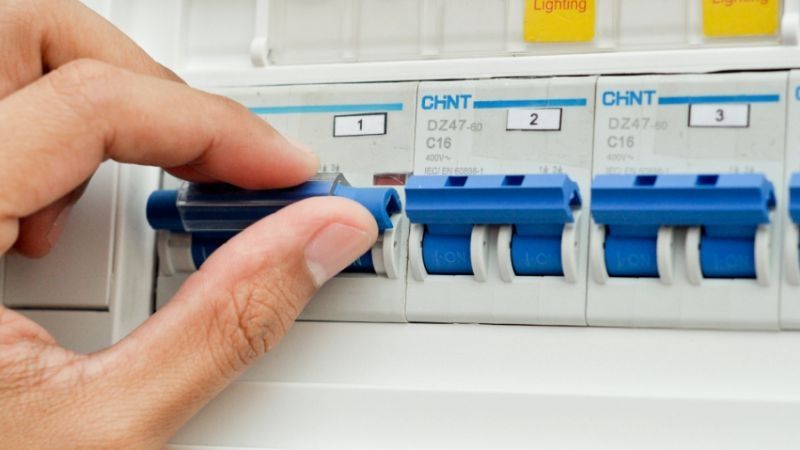 Ngắt cầu dao hoặc aptomat riêng của điều hòa để đảm bảo sự an toàn 