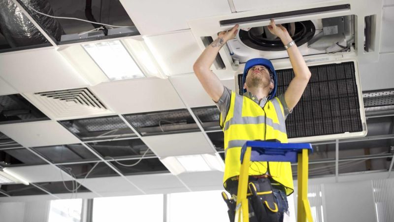 Tháo mặt nạ và tấm lưới lọc ra để tiến hành vệ sinh